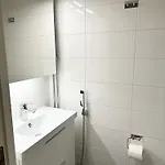 Hhh Newly Renovated Big 4-bedroom With Balcony, Free Parking For 2 Cars *