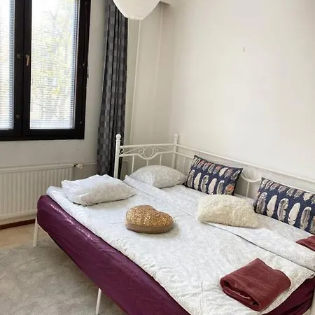 Pihlajisto 1 - Newly Renovated Spacious 4-bedroom With Patio, Free Parking *