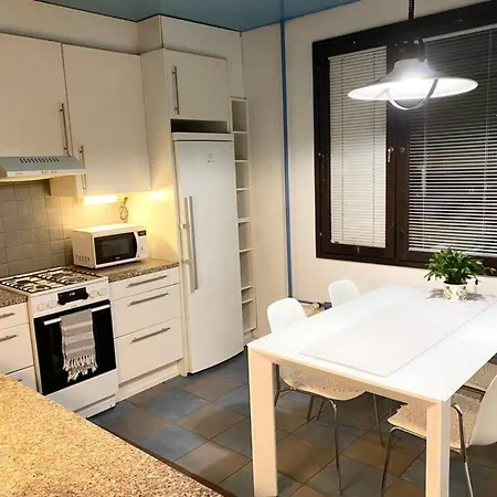 Pihlajisto 1 - Newly Renovated Spacious 4-bedroom With Patio, Free Parking