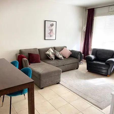 Pihlajisto 1 - Newly Renovated Spacious 4-bedroom With Patio, Free Parking Apartment Helsinki