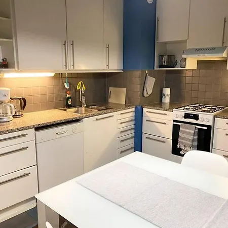 Pihlajisto 1 - Newly Renovated Spacious 4-bedroom With Patio, Free Parking