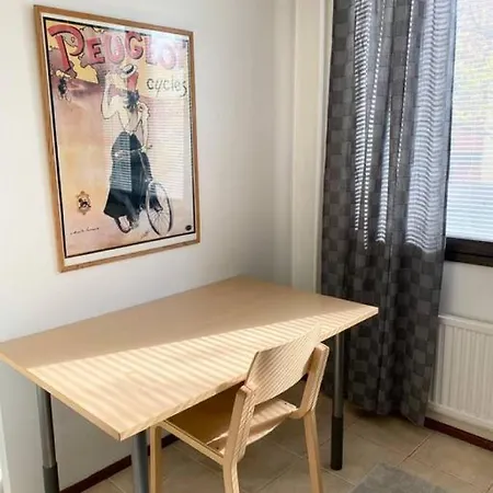 Pihlajisto 1 - Newly Renovated Spacious 4-bedroom With Patio, Free Parking Apartment *