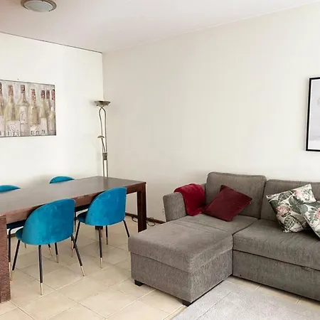 Hhh Newly Renovated Big 4-bedroom With Balcony, Free Parking For 2 Cars Apartment