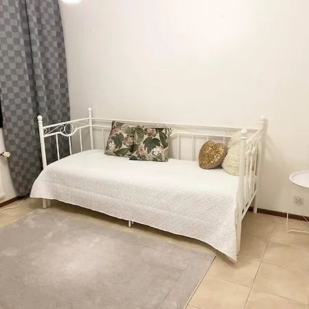 Pihlajisto 1 - Newly Renovated Spacious 4-bedroom With Patio, Free Parking Apartment