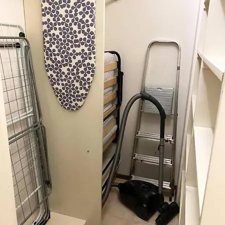 Pihlajisto 1 - Newly Renovated Spacious 4-bedroom With Patio, Free Parking Apartment Helsinki