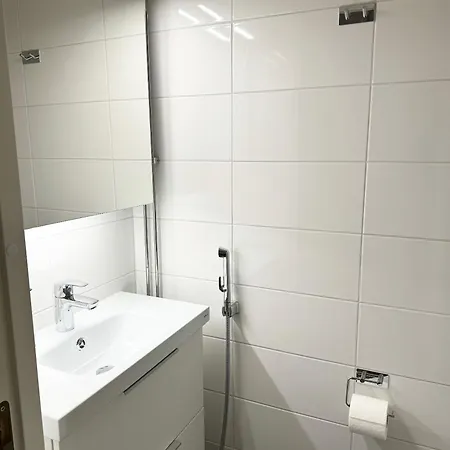 Hhh Newly Renovated Big 4-bedroom With Balcony, Free Parking For 2 Cars *