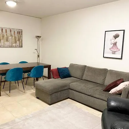Hhh Newly Renovated Big 4-bedroom With Balcony, Free Parking For 2 Cars Daire