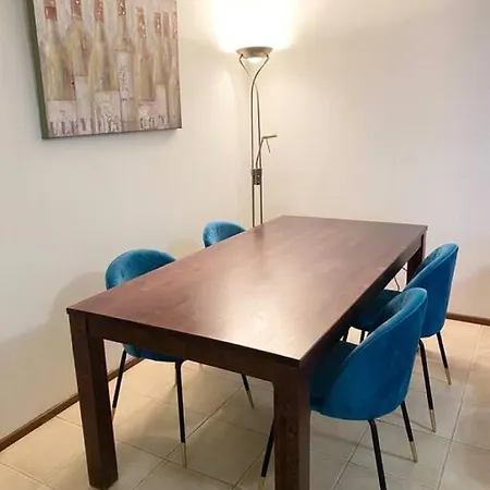 Hhh Newly Renovated Big 4-bedroom With Balcony, Free Parking For 2 Cars Daire *